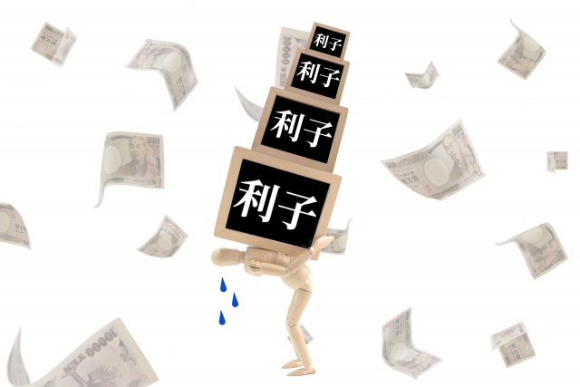 お金を手に頭を抱える。福津市で債務整理の無料相談が弁護士にできます